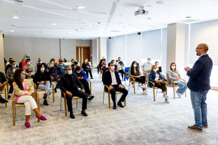 "Bakcell" jurnalistləri mobil telekommunikasiya sahəsinin son trend və yenilikləri ilə tanış edib -  VİDEO 