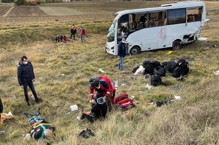 Türkiyədə daha bir avtobus qəzası  - Bu dəfə 12 polis YARALANDI 