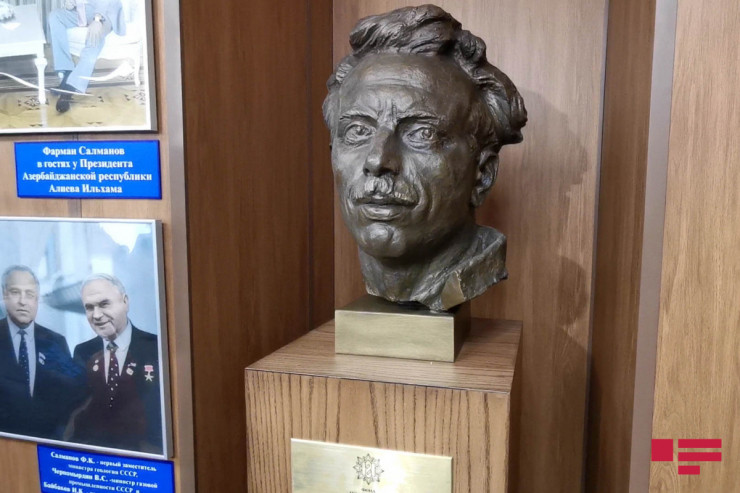 Fərman Salmanovun büstü