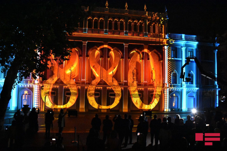 Nizaminin "Xəmsə"si Ədəbiyyat Muzeyinin fasadında canlandırıldı - FOTOLENT 