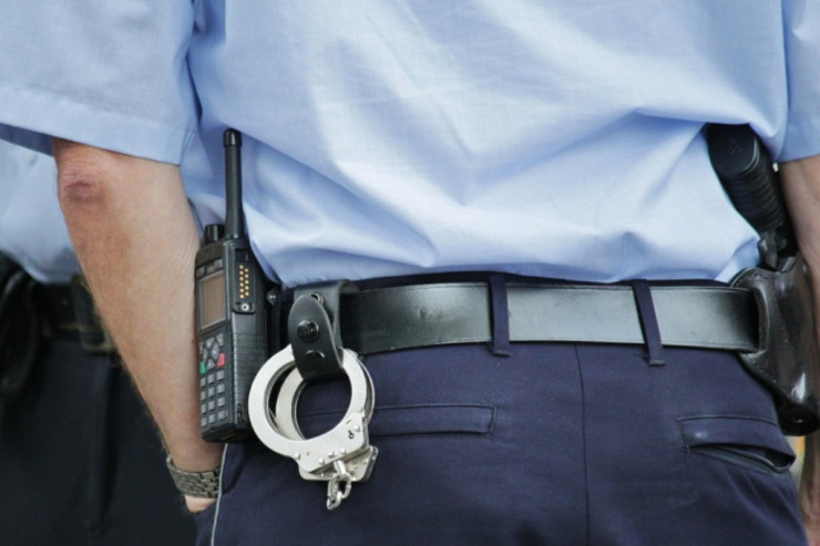 Polis şübhəli şəxslə sevişdi, sonra...