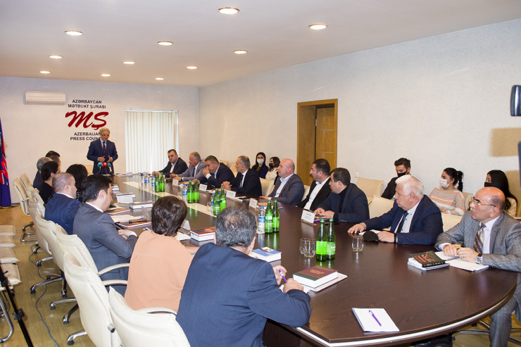 Mətbuat Şurasında intihar xəbərləri müzakirə olundu -  FOTO 
