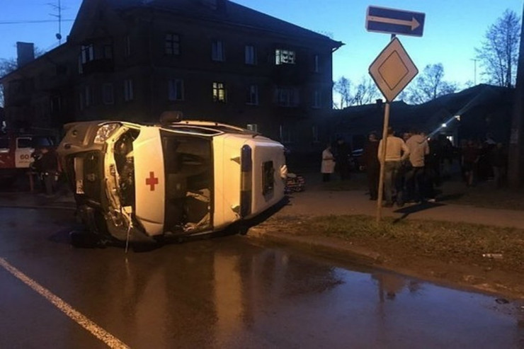 QIRMIZI İŞIQDA  keçən təcili yardım maşınındakı XƏSTƏ ÖLDÜ 
