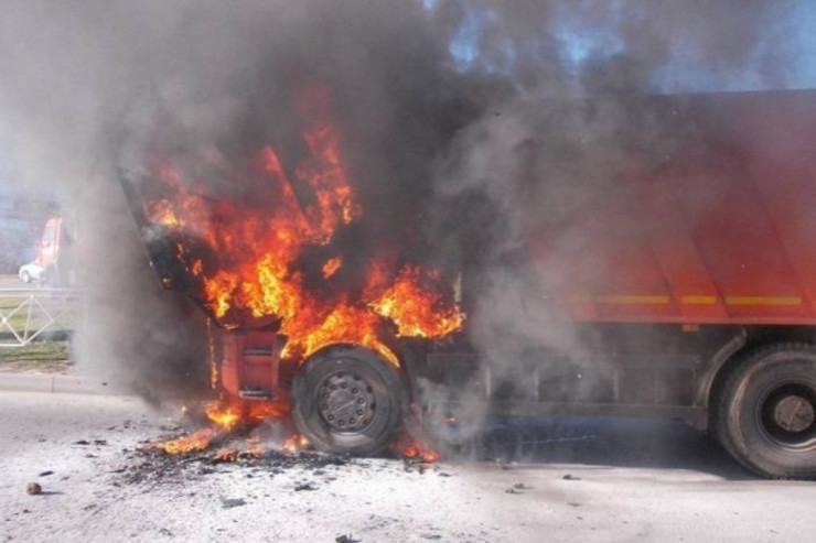 Bakıda "Kamaz", Samuxda "VAZ" yandı