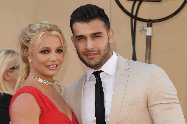 Nişanlandığını elan etdi, sonra da "Instagram" hesabını sildi