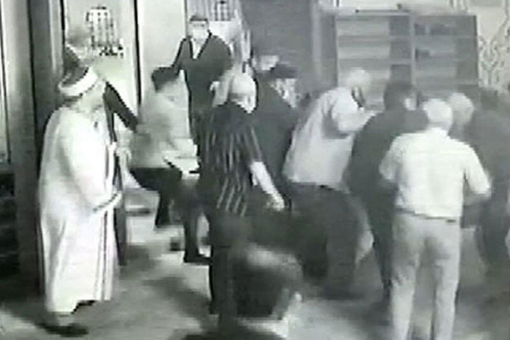 Sərxoş halda məscidə gəldi, insanlara hücum etdi - FOTO 