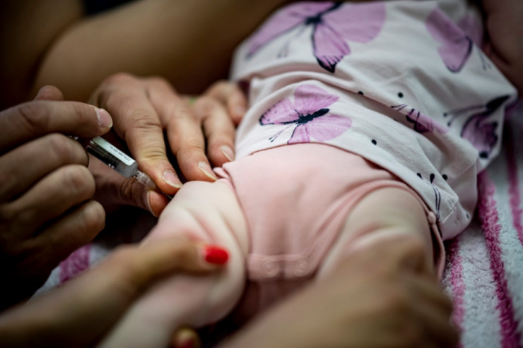 Türkiyədə bir yaşdan kiçik uşaqlara səhvən koronavirus peyvəndi vurulub