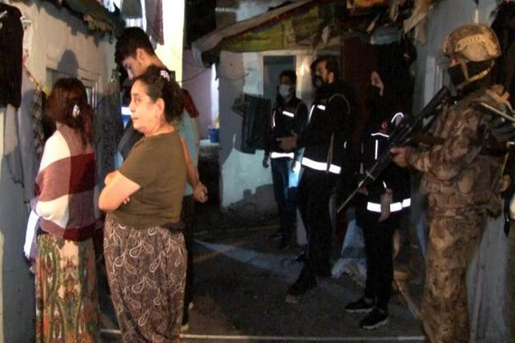 Narkotik almaq istəyənlər növbə yaratdı – FOTO 