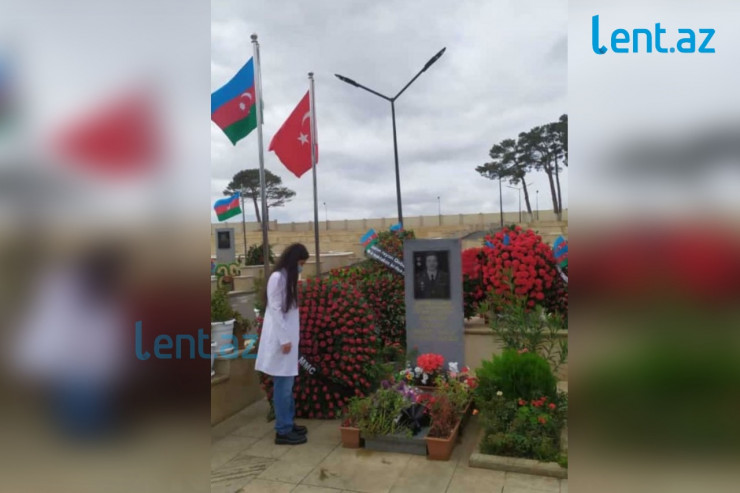 Polad Həşimovun qızı ilk dərs günü atasının məzarı başında - AĞ XALATDA  - FOTO 