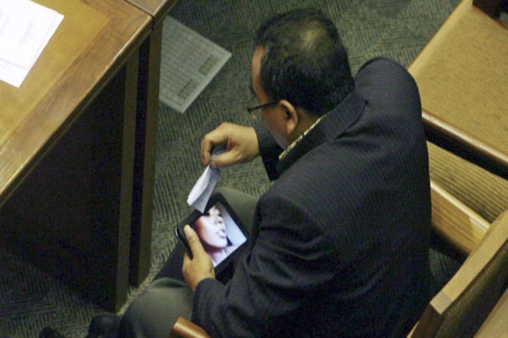 Deputat iclasda  pornoya baxanda   yaxalandı