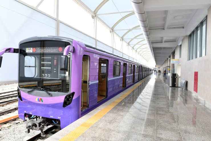 Metro qatarından  PİS İY   gəldi: sərnişinləri düşürdülər -  FOTO 