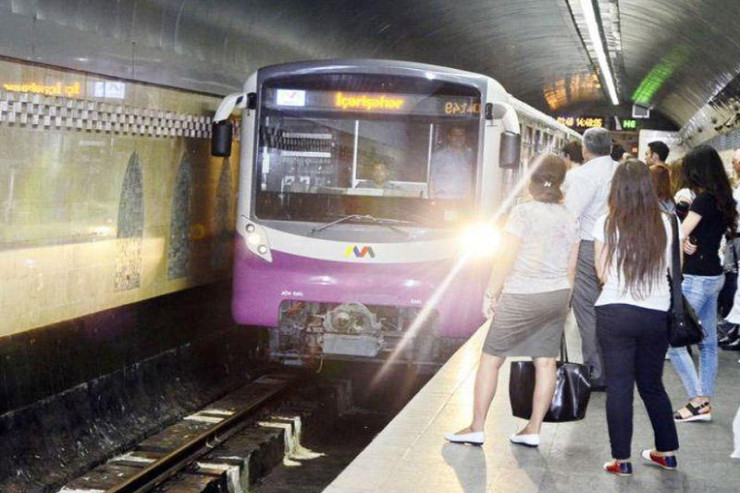 "28 May" metrosunda HƏYACANLI ANLAR:  Qatar boşaldıldı...