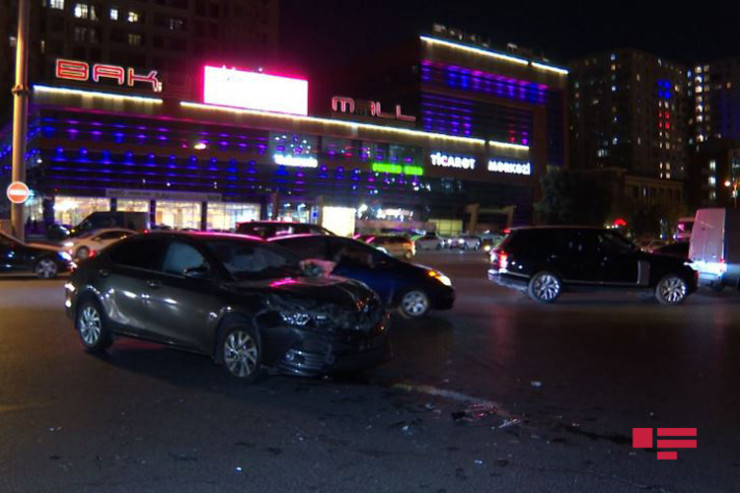 Minik avtomobili yük maşınına çırpıldı, tıxac yarandı -FOTO 