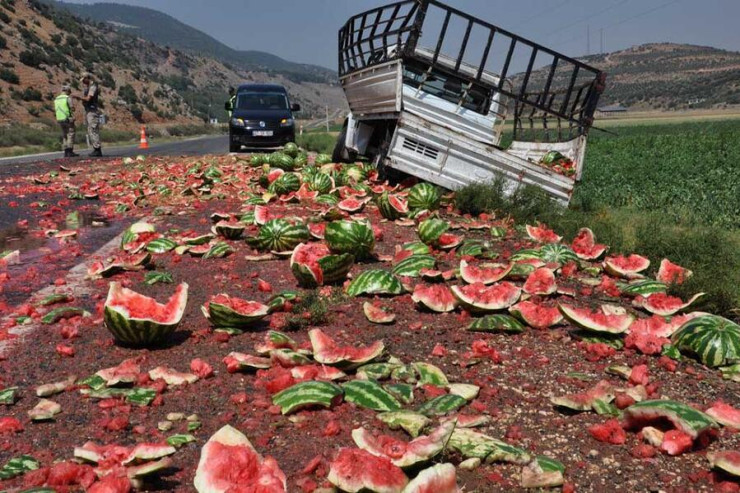 Yük maşını xəndəyə yuvarlandı:  3 ton qarpız   yola töküldü