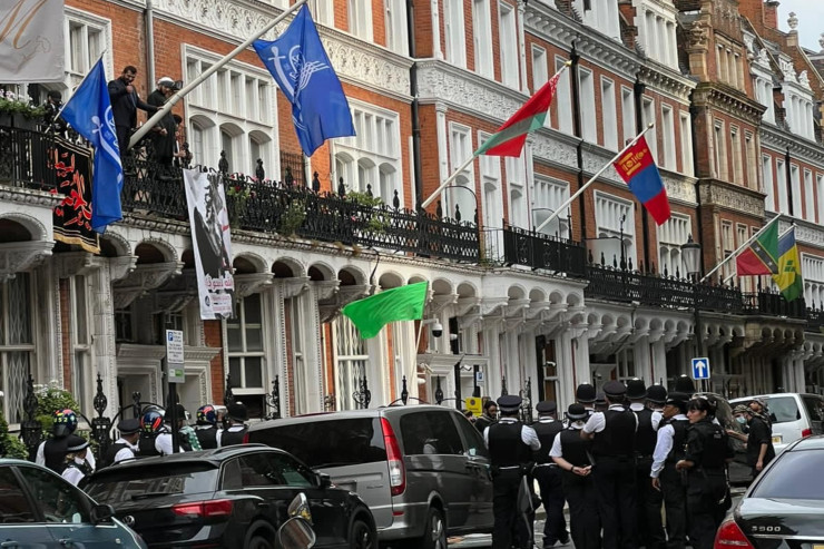 Londondakı səfirliyimiz radikal dini qrupun hücumuna məruz qaldı - VİDEO 