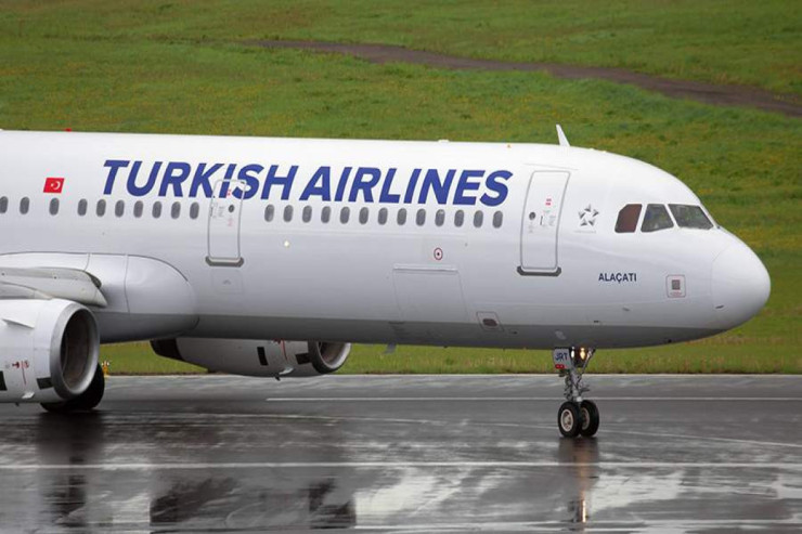 Sərnişin təyyarədə öldü - MƏCBURİ ENİŞ 