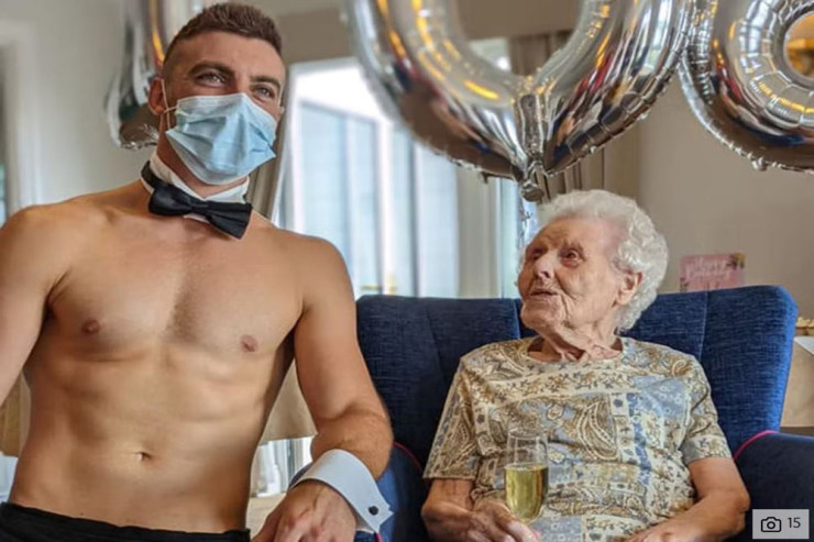 106 yaşlı qadın doğum gününü çılpaq ofisiantla keçirdi - FOTO 