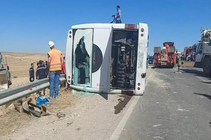 Avtobus aşdı, 22 nəfər öldü 