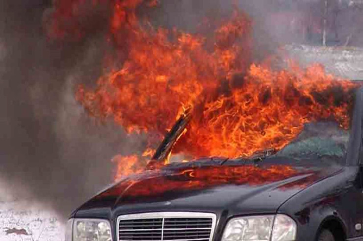 Novxanıda “Mercedes” yandı