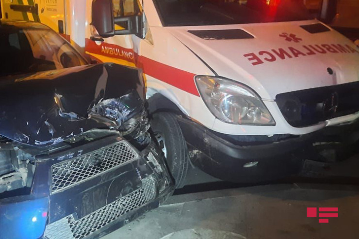 Bakıda ambulans qəzaya uğradı, həkim xəsarət aldı - FOTO 