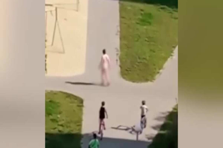 Çılpaq pedofil küçədə uşaqlara hücum etdi - VİDEO 