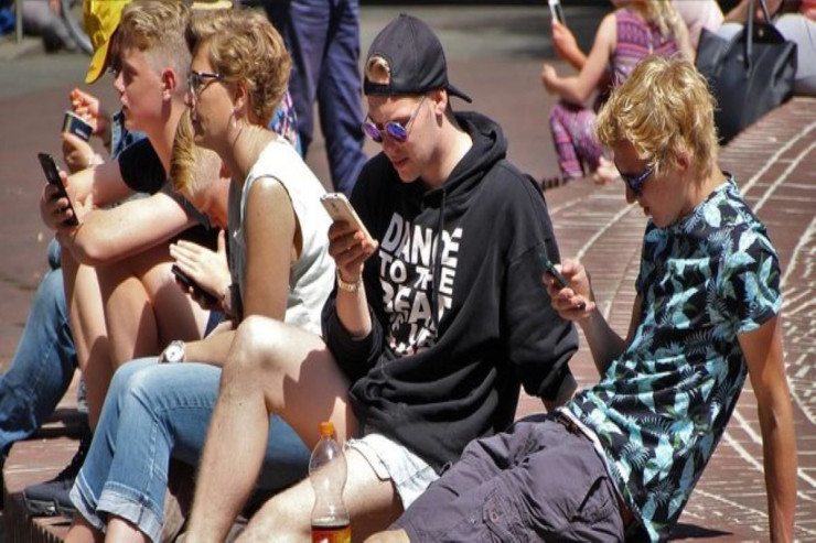 “YouTube” asıllıq yaradır – Yeniyetmələr etiraf etdi