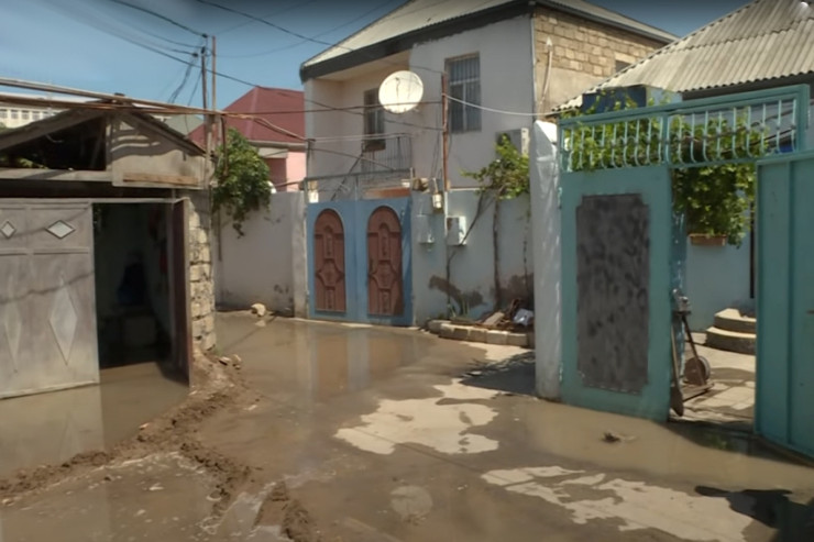 Binəqədidə su kəmərində qəza:  Evləri su basdı   -  FOTO 