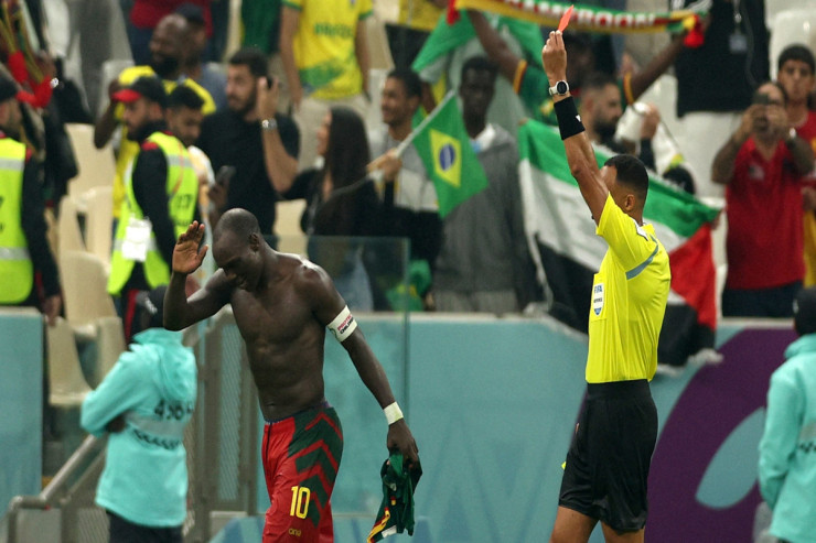Qol vuran futbolçu  meydandan qovuldu  