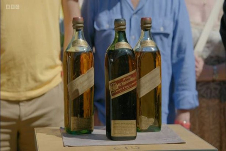 Qadın 3 şüşə viski   satıb VARLANDI