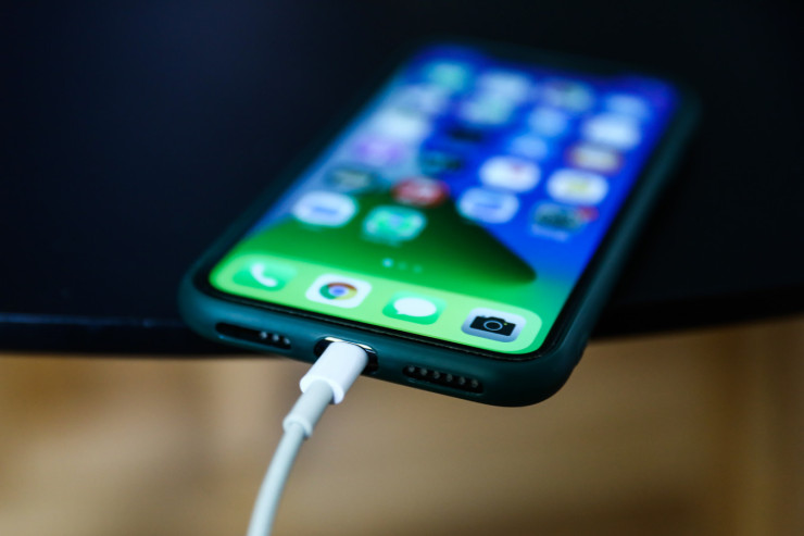 Mobil telefon villada yanğına səbəb oldu 