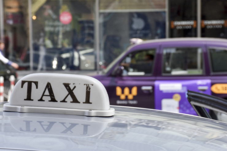 Taksi sürücülərini aldadan "otel meneceri" saxlanıldı - VİDEO 