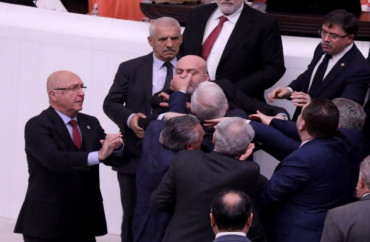 Türkiyə parlamentində DAVA:  Yaralanan var  - VİDEO