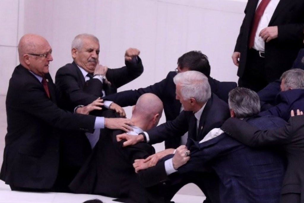 Türkiyə parlamentində DAVA:  Yaralanan var  - VİDEO