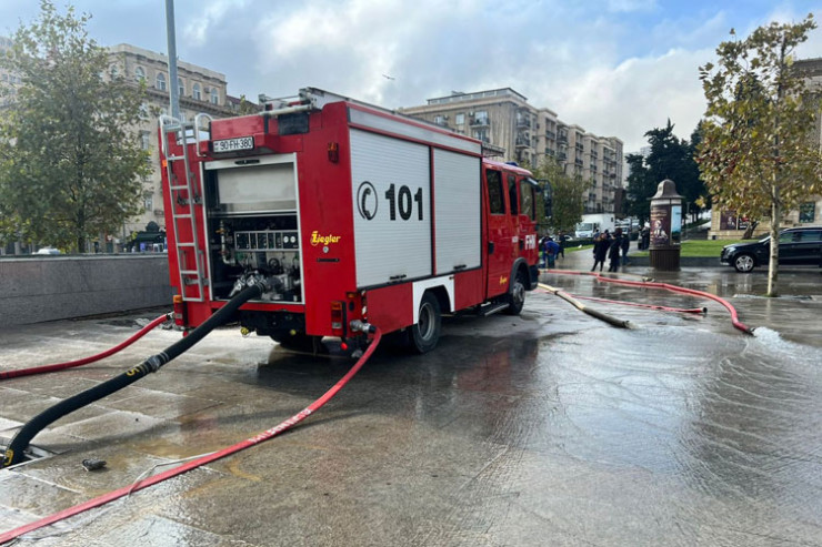 Bakıda yeraltı su keçidini su basdı-VİDEO 