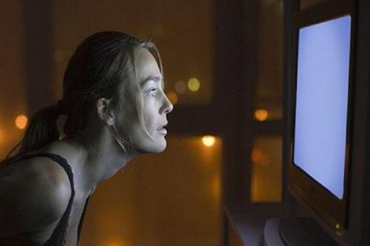  Televizora çox baxmaq   XƏSTƏLİK YARADIR