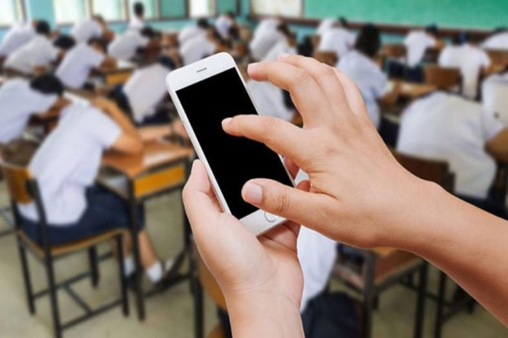 "Şagirdin əlindəki telefon müəllimin 4-5 aylıq maaşıdır" - Deputat 