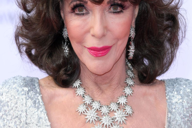 89 yaşlı məşhur aktrisa "kupalnik" GEYİNDİ, GÜNDƏM OLDU  - FOTO 