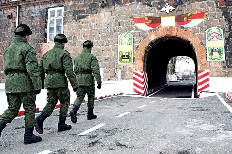 Ermənistan Rusiya hərbi bazasını blokada  ilə hədələdi