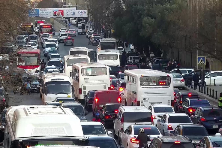 145 avtobus və yüzlərlə sərnişin Bakıda yollarda qaldı