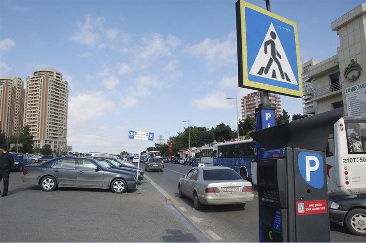 Sürücüləri "borclu" çıxarırlar - Bakıda nə qədər parklanma yeri olmalıdır?