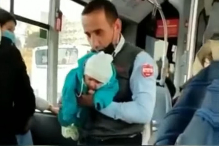 Avtobus sürücüsü ağlayan uşağı belə SAKİTLƏŞDİRDİ - VİDEO 