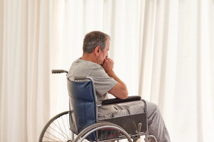 Alimlər iflic insanlar üçün onurğa beyni implantı yaratdı