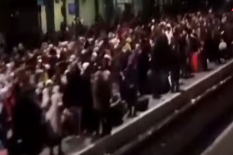 Lvovda minlərlə insan Polşaya təxliyə edilmək üçün qatar gözləyir -VİDEO 