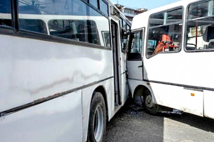 Bakıda  iki avtobus toqquşdu:   yaralanan var