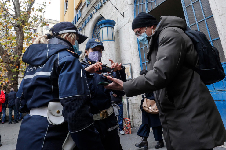 Polis onlara paylanılan çəhrayı rəngli tibbi maskalara  etiraz etdi