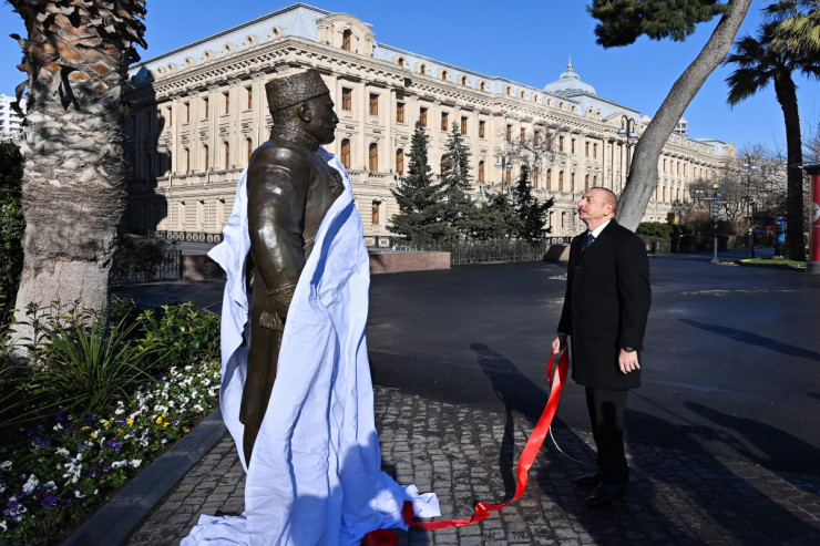 İlham Əliyev Hacı Zeynalabdin Tağıyevin abidəsinin açılışında - FOTO  - YENİLƏNİB 