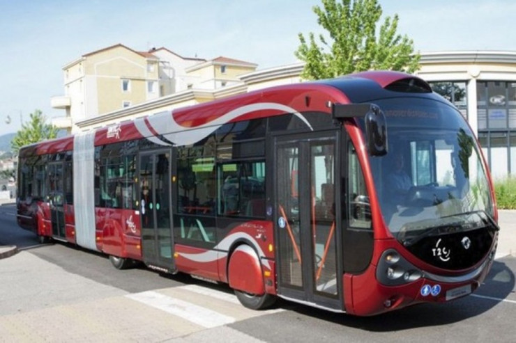 Minik maşını "BakuBus"a  çırpıldı - FOTO 