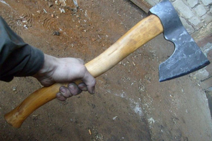 Polis anasını baltalayan oğlanı axtarır - FOTO 