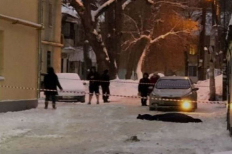 Qar təmizləyən fəhlə damdan yıxıldı: BAŞI QOPDU 