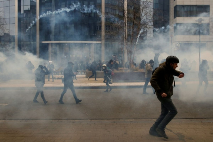 Brüssel polisi gözyaşardıcı qazdan istifadə etdi: 15 yaralı... 
